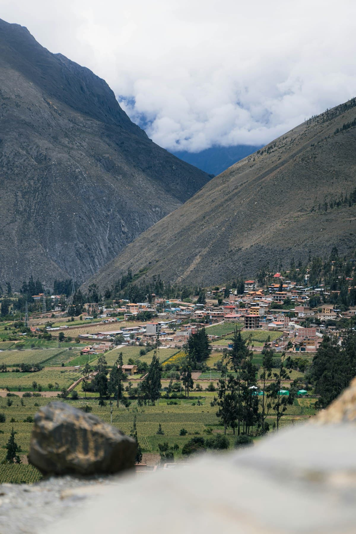 Pueblo andino entre montanas — comunidades de impacto