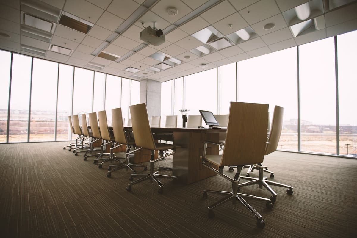 Sala de juntas corporativa — gobernanza transparente